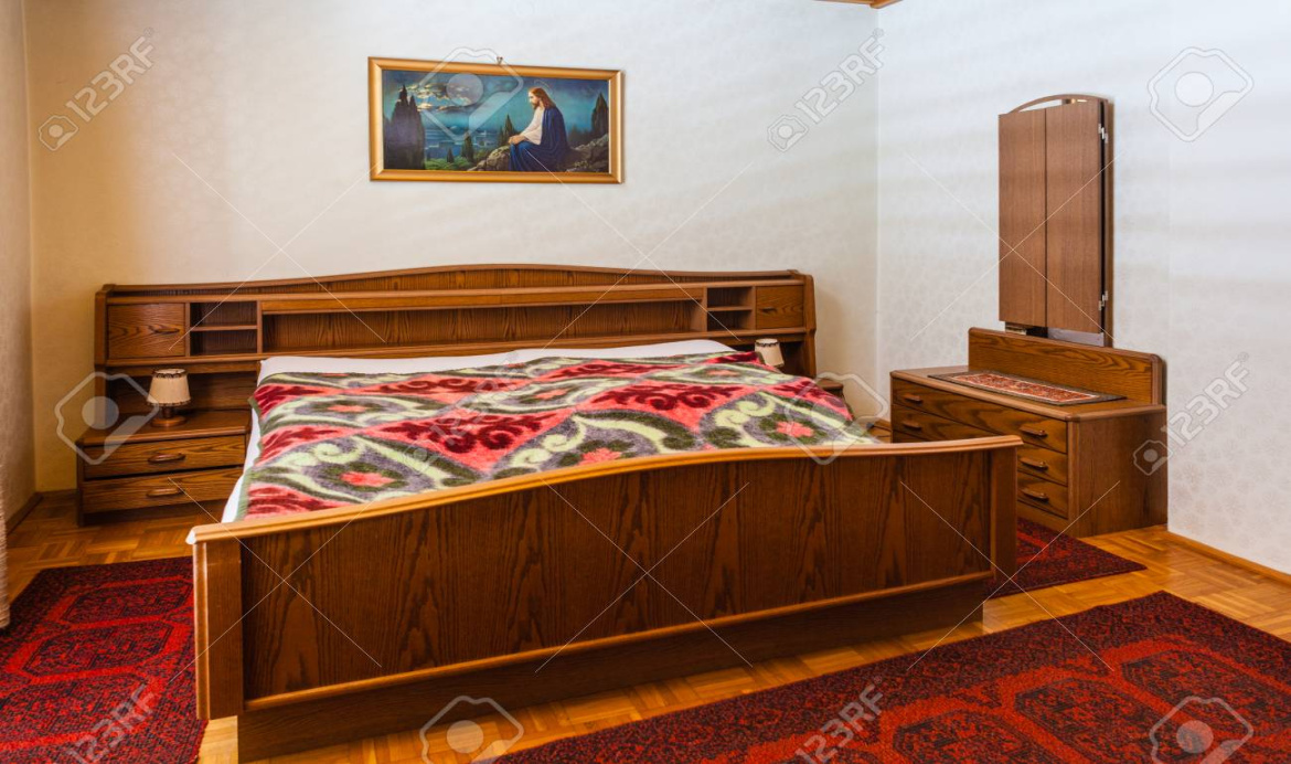 Ein Schlafzimmer Mit Alten Möbeln, Die Renoviert Werden Sollte Ein Schlafzimmer Mit Alten Möbeln, Die Renoviert Werden Sollte